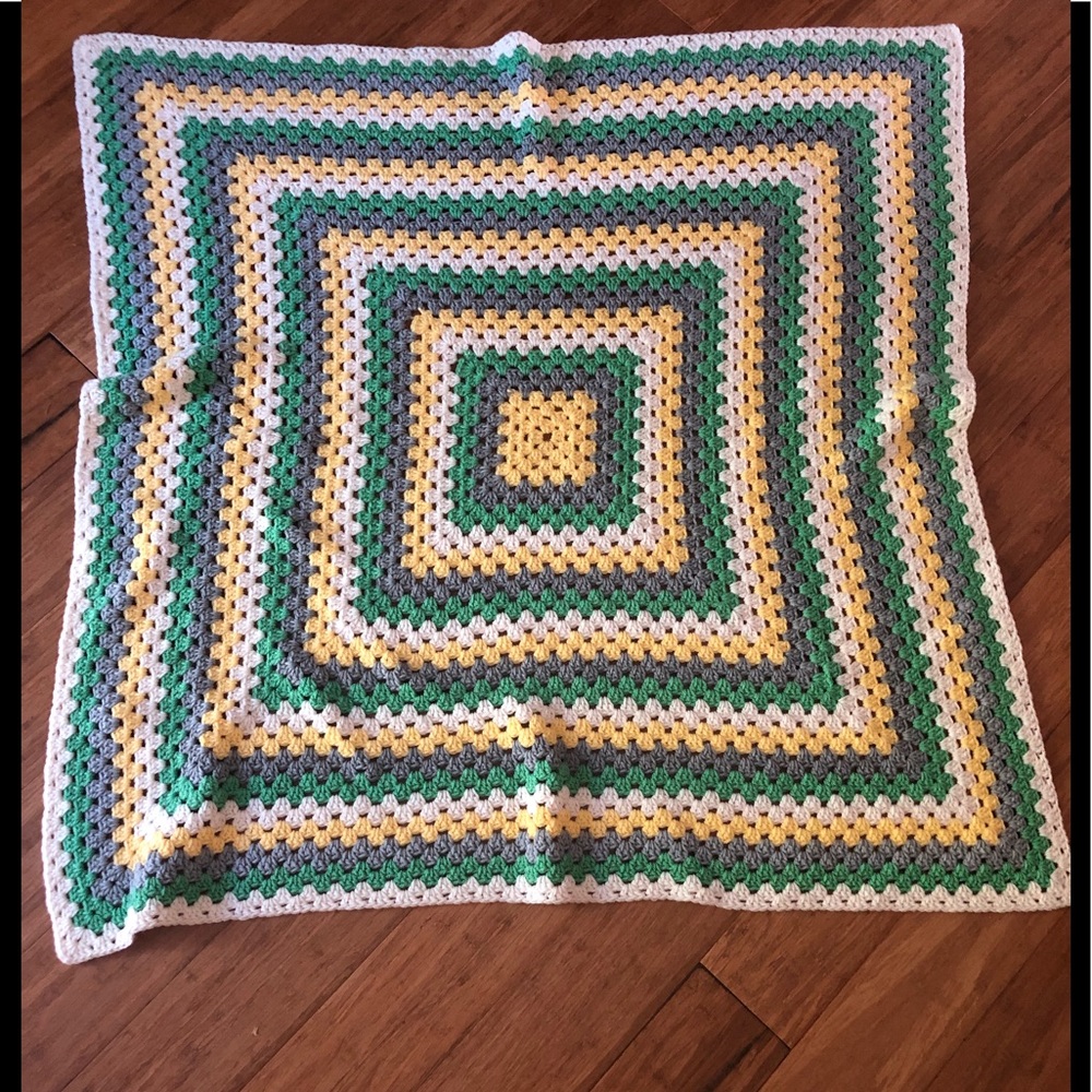 Hand crocheted 🧶 large baby blanket 💛